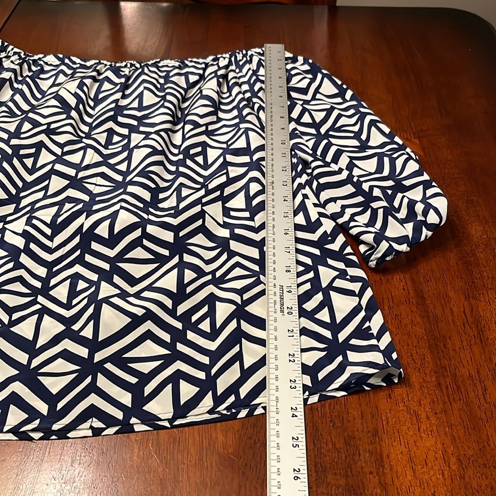 Britt Ryan Navy and White Geometric Silk 3/4 Sleeve Blouse Size Medium - Picture 4 of 7